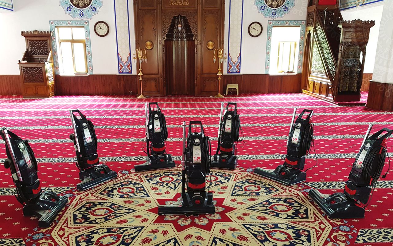HAMRA mosque carpet-cleaning machines arranged on a mosque carpet